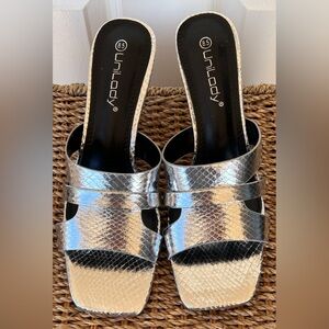 Unilady Brand Women’s Mules Kitten Heels Reptile Print Silver Size 8.5‎